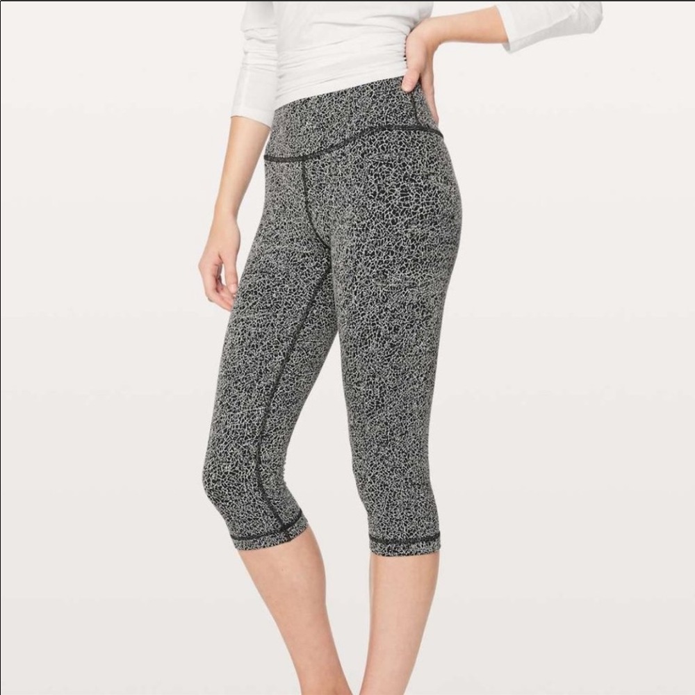 Lululemon wunder under high rise 1/2 tight, size 8